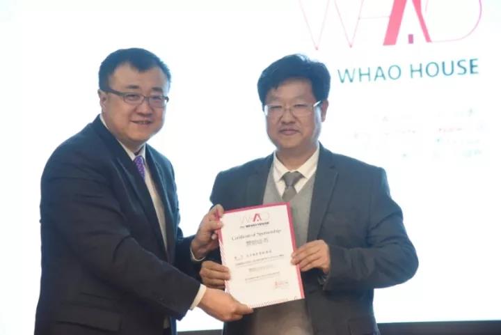 清华大学党委常委、副校长杨斌为华体会网页版页面登录总裁李旭禄颁发证书